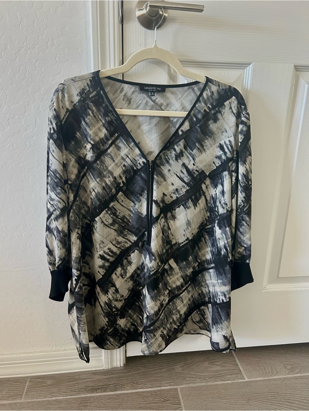 Lafayette 148 New York Black & Cream Abstract Print V-Neck Zip Blouse